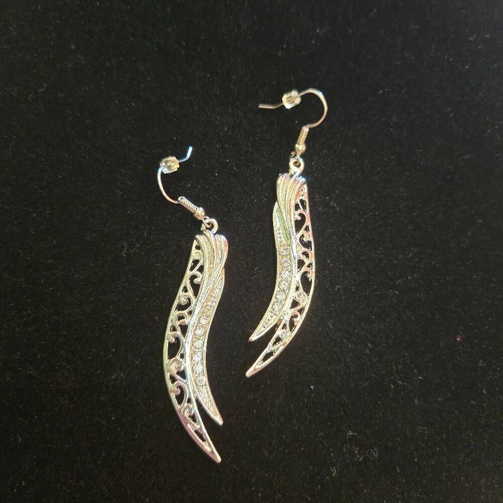 NEW Silver Fillagree Leaf Earrings with Rhinestones